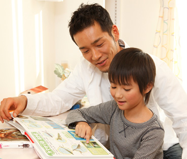 好奇心や創造力など、こどもが持っているいろいろな力を住まいの中で引きだしていきます。表現力や達成感を満たす様々なアイデアにあふれた住まいは、家族の成長を将来までもずっと見守りつづけます。