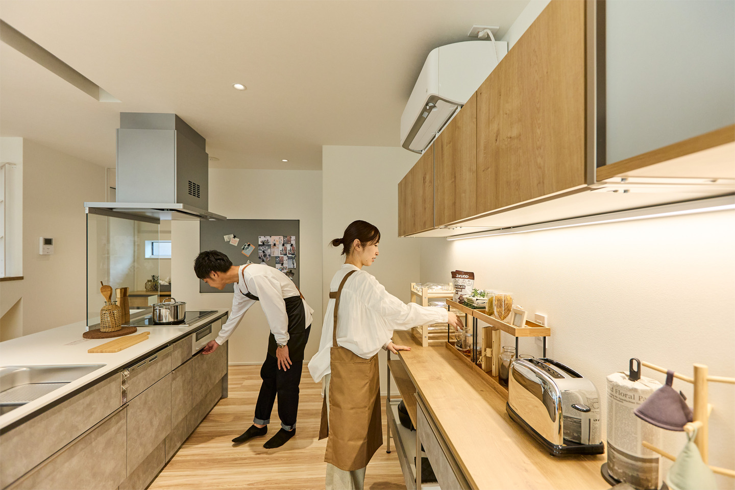 ダイニングで生活をイメージするファミリー