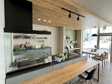 カフェのようなくつろぎのショールームキッチンカウンター