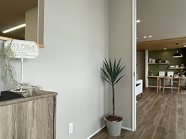 カフェのようなくつろぎのショールームの玄関