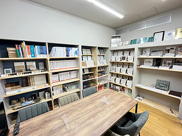 カフェのようなくつろぎのショールームの資料棚