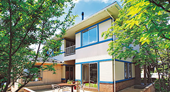 薪ストーブで空間全体が暖かい家