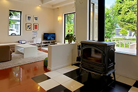 薪ストーブで空間全体が暖かい家のリビング