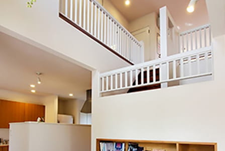 薪ストーブで空間全体が暖かい家の吹き抜け