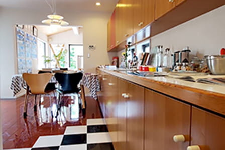 薪ストーブで空間全体が暖かい家のDK