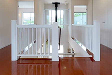 薪ストーブで空間全体が暖かい家の吹き抜け