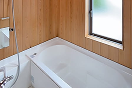 薪ストーブで空間全体が暖かい家の浴槽