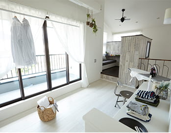 北海道基準の高気密高断熱の家のベランダ見える窓