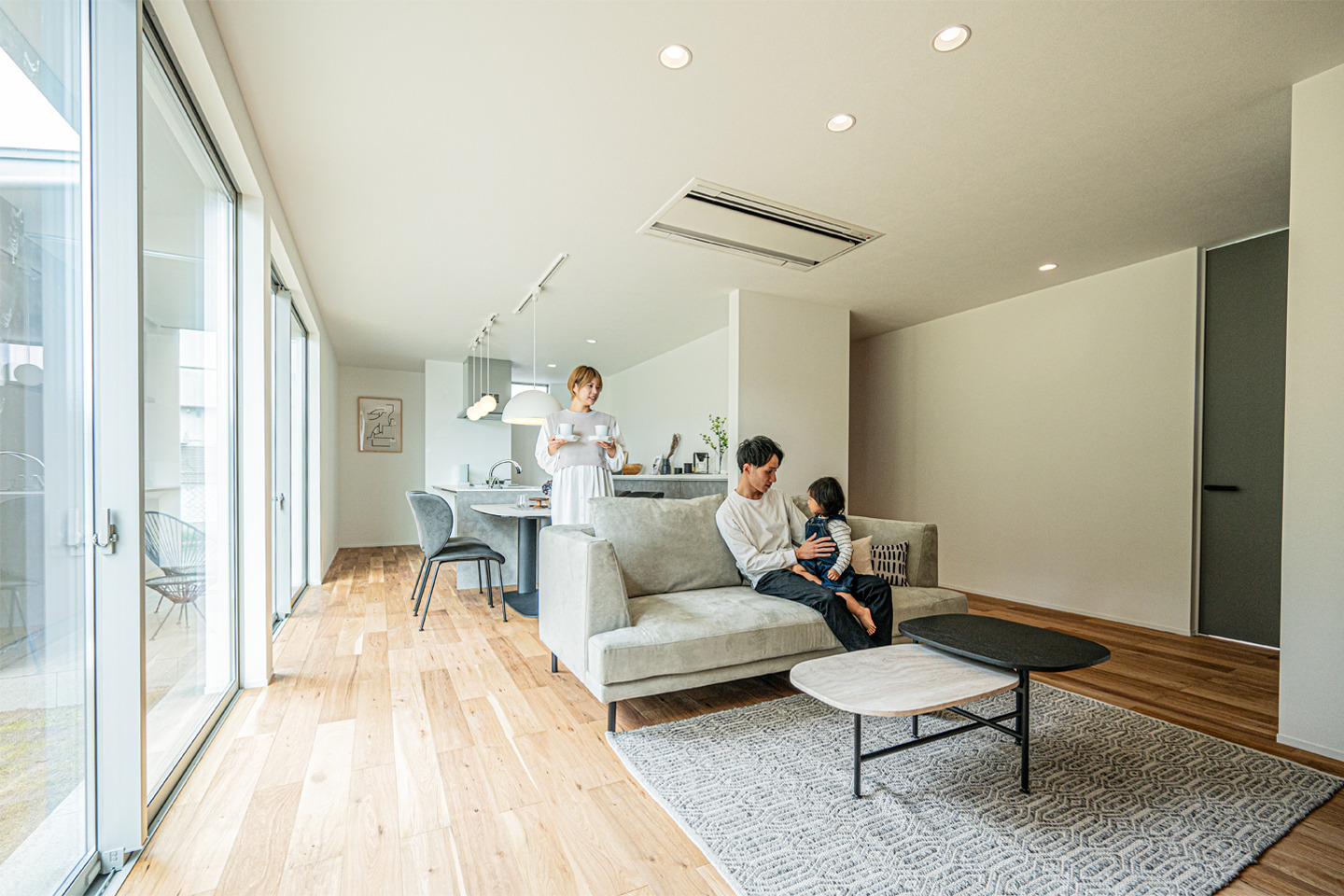 ダイニングで生活をイメージするファミリー