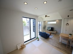 27坪でも欲張りの平屋モデルハウスの畳のあるリビング