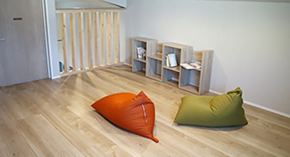 リアルサイズ28坪の平屋モデルハウスのクッションが置かれた2階の部屋