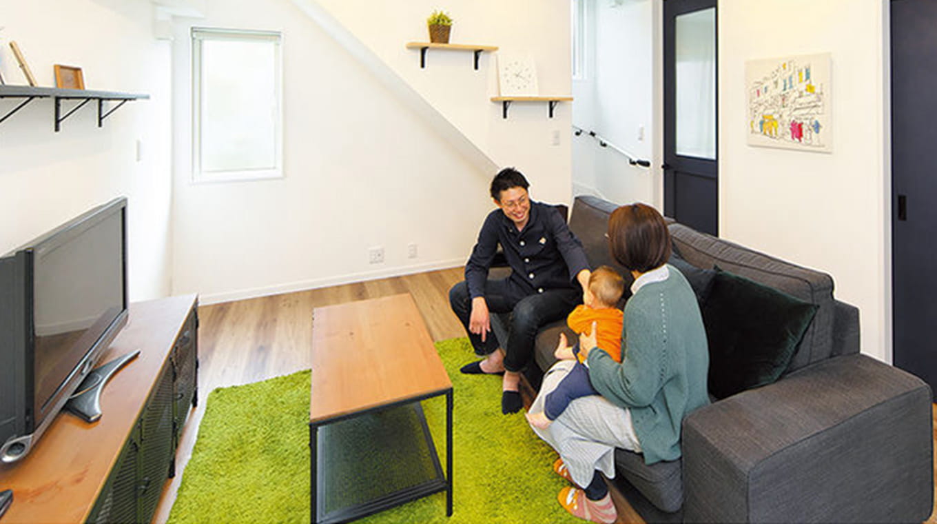 黒いソファに座るファミリー