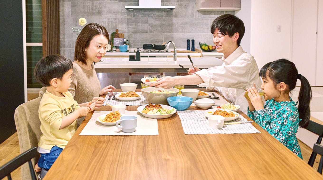 ダイニングで食事をしているファミリー