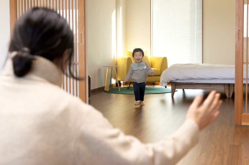 お留守番は何歳から子どもひとりで大丈夫？【親が気を付けたいポイント】