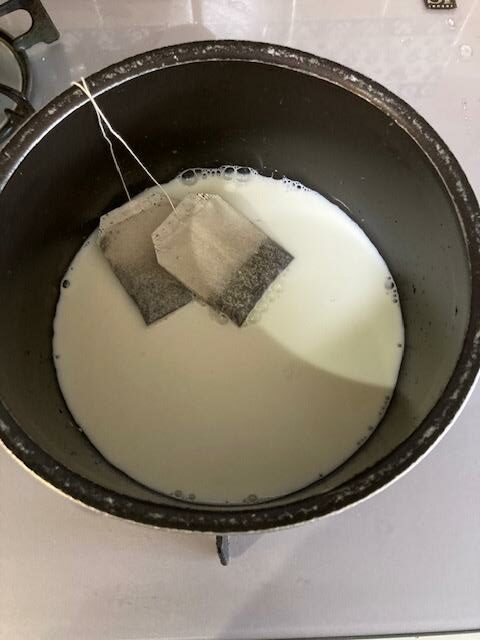写真1.鍋にティーバッグと牛乳を入れ弱火で煮る