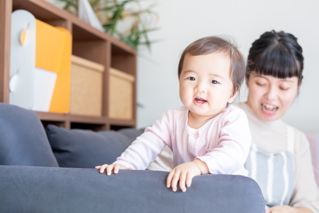 椅子につかまる赤ちゃん