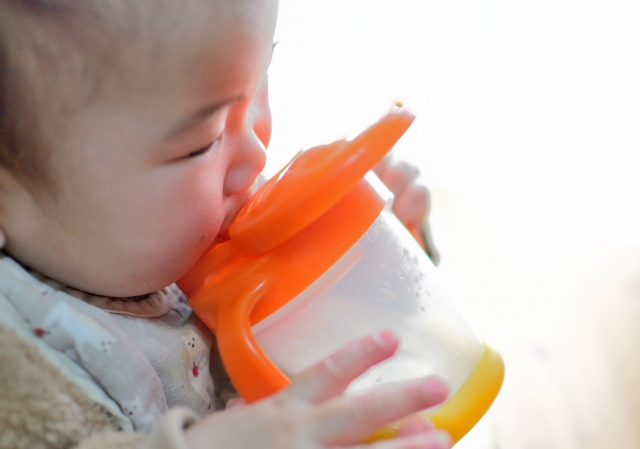 赤ちゃんへの麦茶の飲ませ方