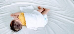 寝返りはいつから始まる？赤ちゃんのサポート方法や注意点とは！