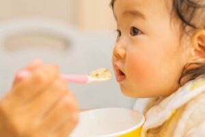 離乳食でうどんはいつから？初期から完了期までの与え方や選び方を解説