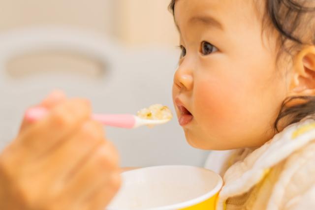 離乳食でうどんはいつから？初期から完了期までの与え方や選び方を解説