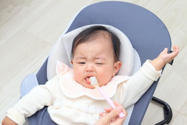離乳食を食べない赤ちゃんの理由を解説！月齢別の対策方法も紹介
