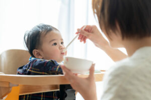 離乳食後期(9ヶ月)の量はどれくらい？食材別・1回分の適量と注意点
