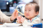 離乳食を食べる赤ちゃん