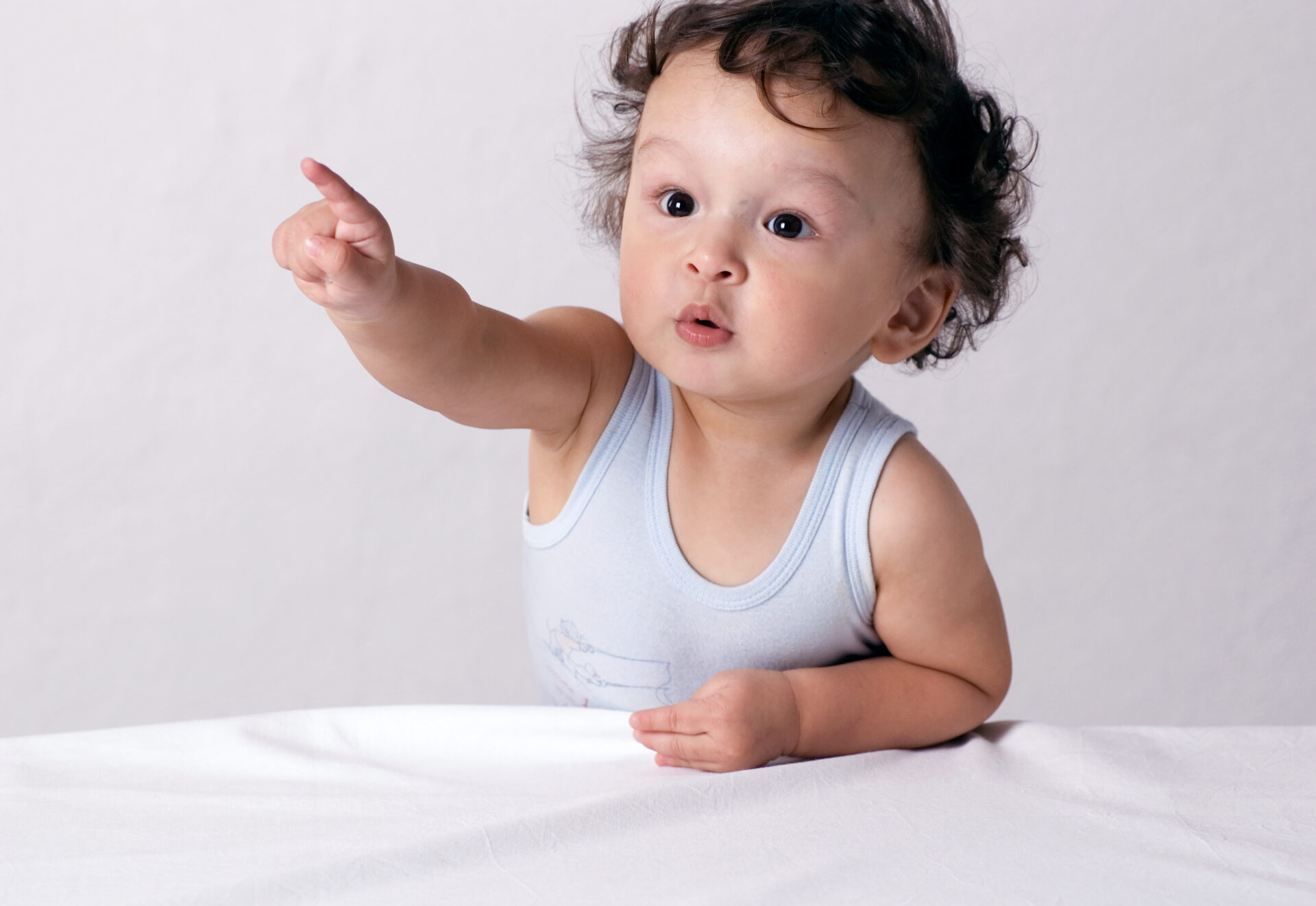 赤ちゃんの指差しはいつから？発達の重要サインと促し方