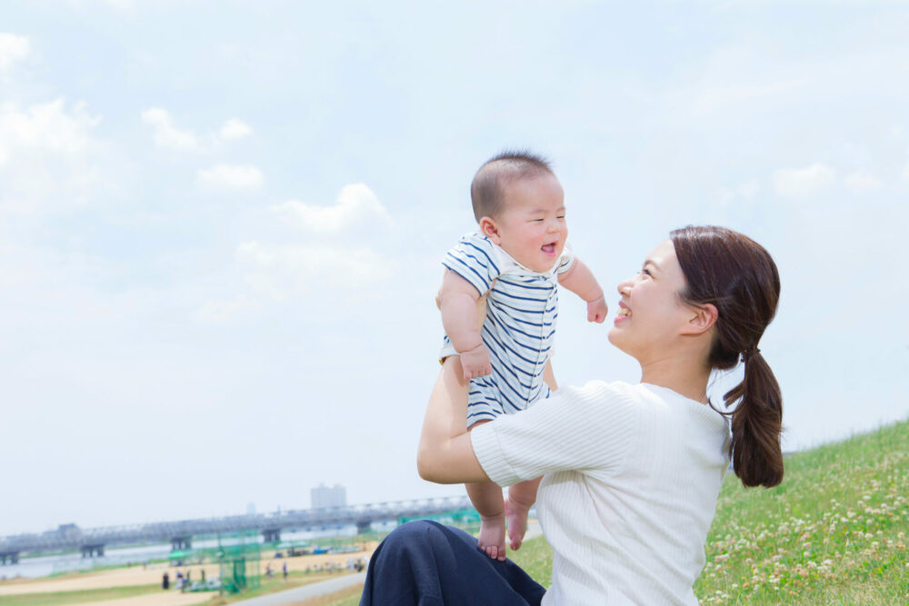 赤ちゃんの反り返りはなぜ起こる？原因と対処法を解説