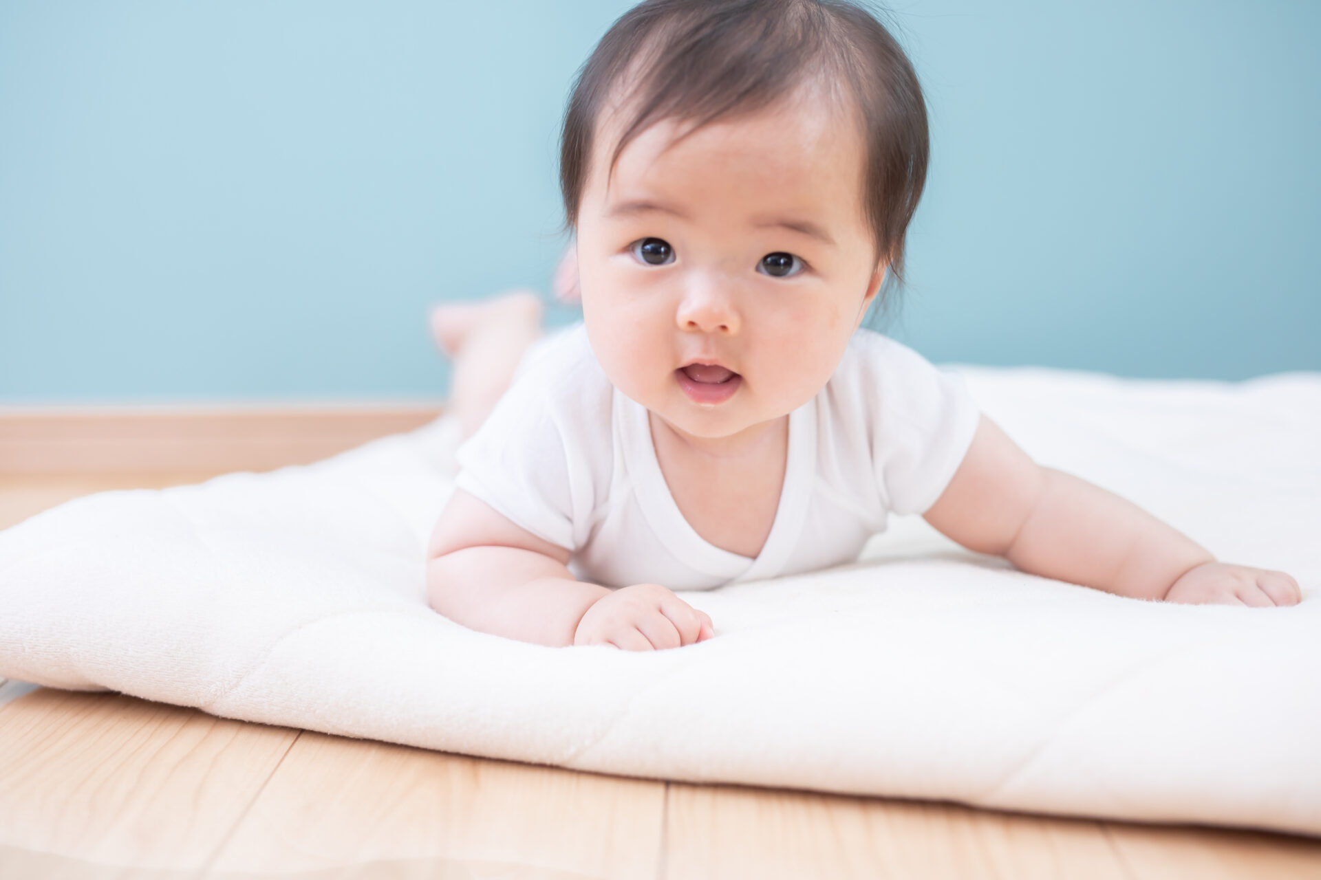 赤ちゃんの寝返りはいつから？成長のサインを見逃さないために