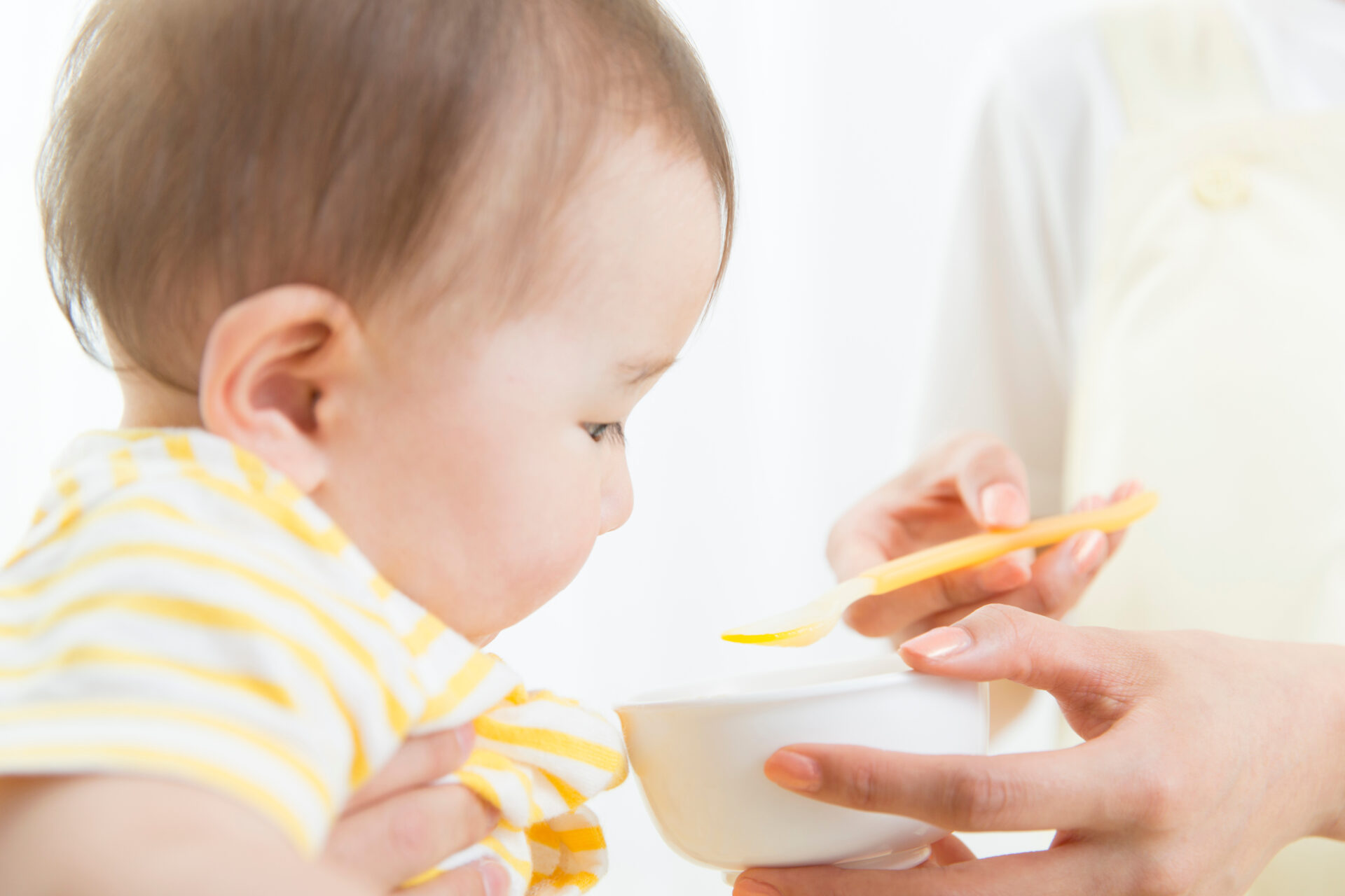 離乳食はいつから？赤ちゃんの成長に合わせたスタートタイミング