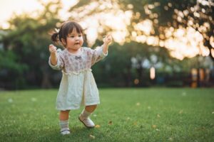 【小児科医監修】赤ちゃんが歩くのはいつから？成長の目安と見守り方