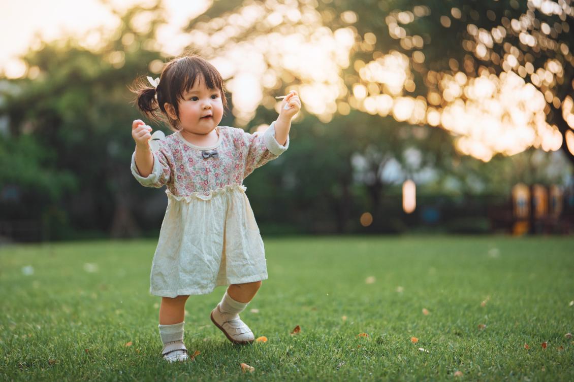 【小児科医監修】赤ちゃんが歩くのはいつから?成長の目安と見守り方