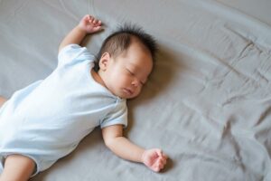 赤ちゃんの寝返り対策｜夜の事故を防ぐためにできる工夫とは？
