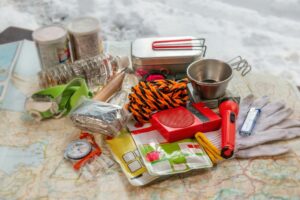 【専門家監修】車に備えておきたい防災グッズ｜停電・渋滞・避難時の必需品とは