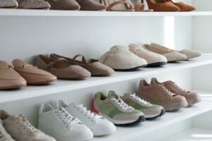 シューズクロークはウォークスルーとウォークインどちらが正解？間取りと広さの選び方