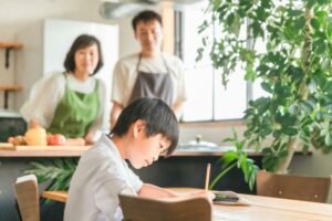 リビング学習のメリット・デメリットとは？効果を出すレイアウト・収納・間取りのポイント
