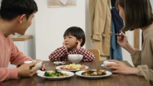 イヤイヤ期はいつまで?終わる年齢の目安と原因・対処法を解説