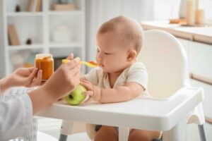 離乳食のりんごはいつから？月齢別の量・下ごしらえ・冷凍保存とレシピ