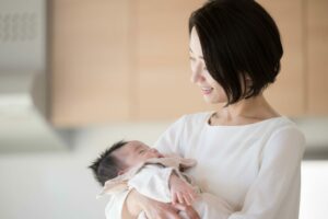 赤ちゃんの抱っこはこれで合ってる？月齢別の仕方と抱き癖の悩みに答えます