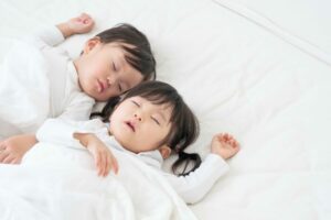 赤ちゃんの生活リズムはいつから整える?月齢別スケジュール表と整え方のコツ